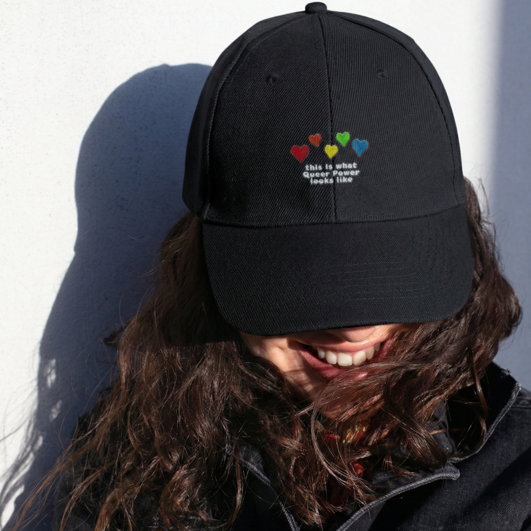 Pride Cap mit Herzen in den Farben des Regenbogens & Statement Spruch – Bild 3