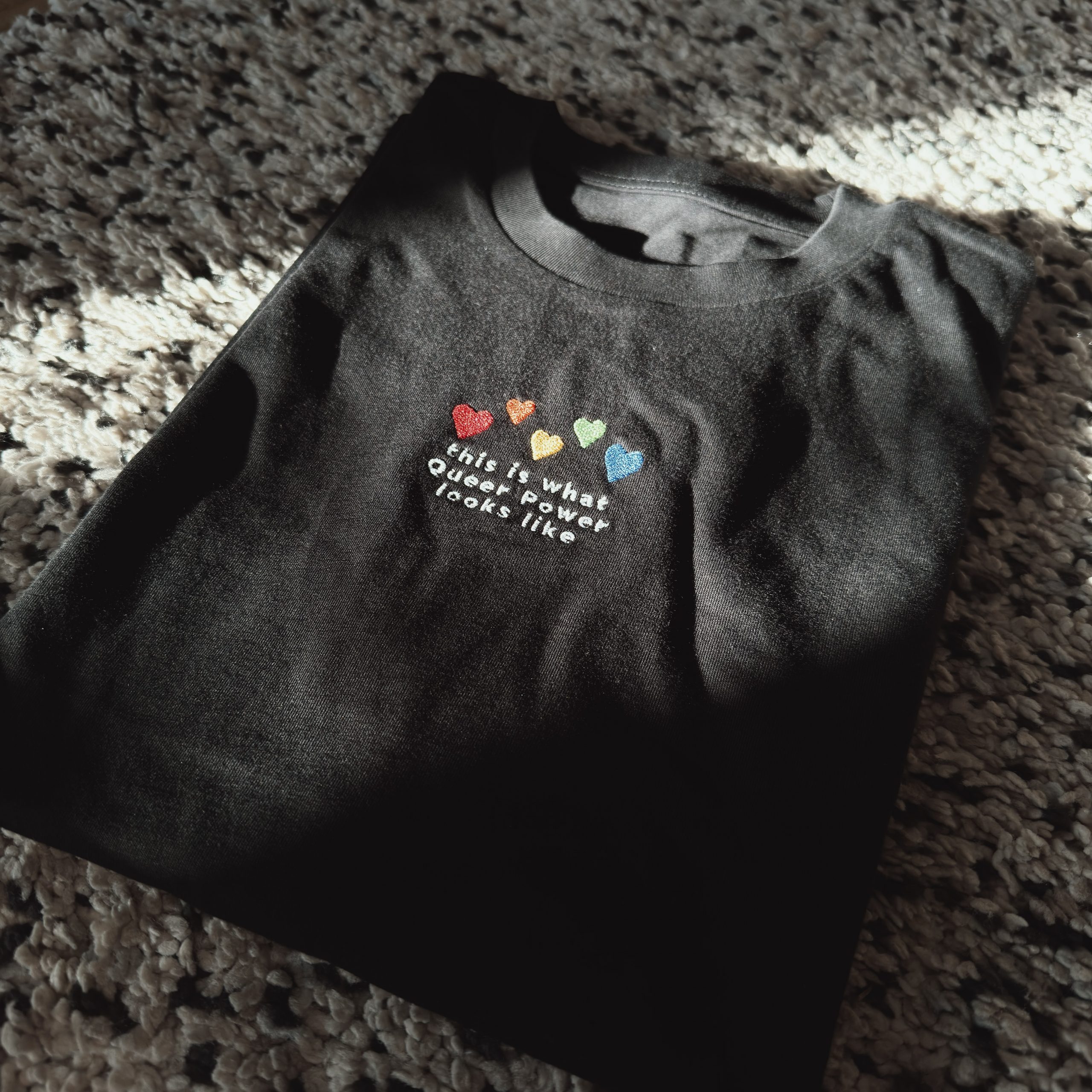 pride-t-shirt-herzen-regenbogen-bestickt