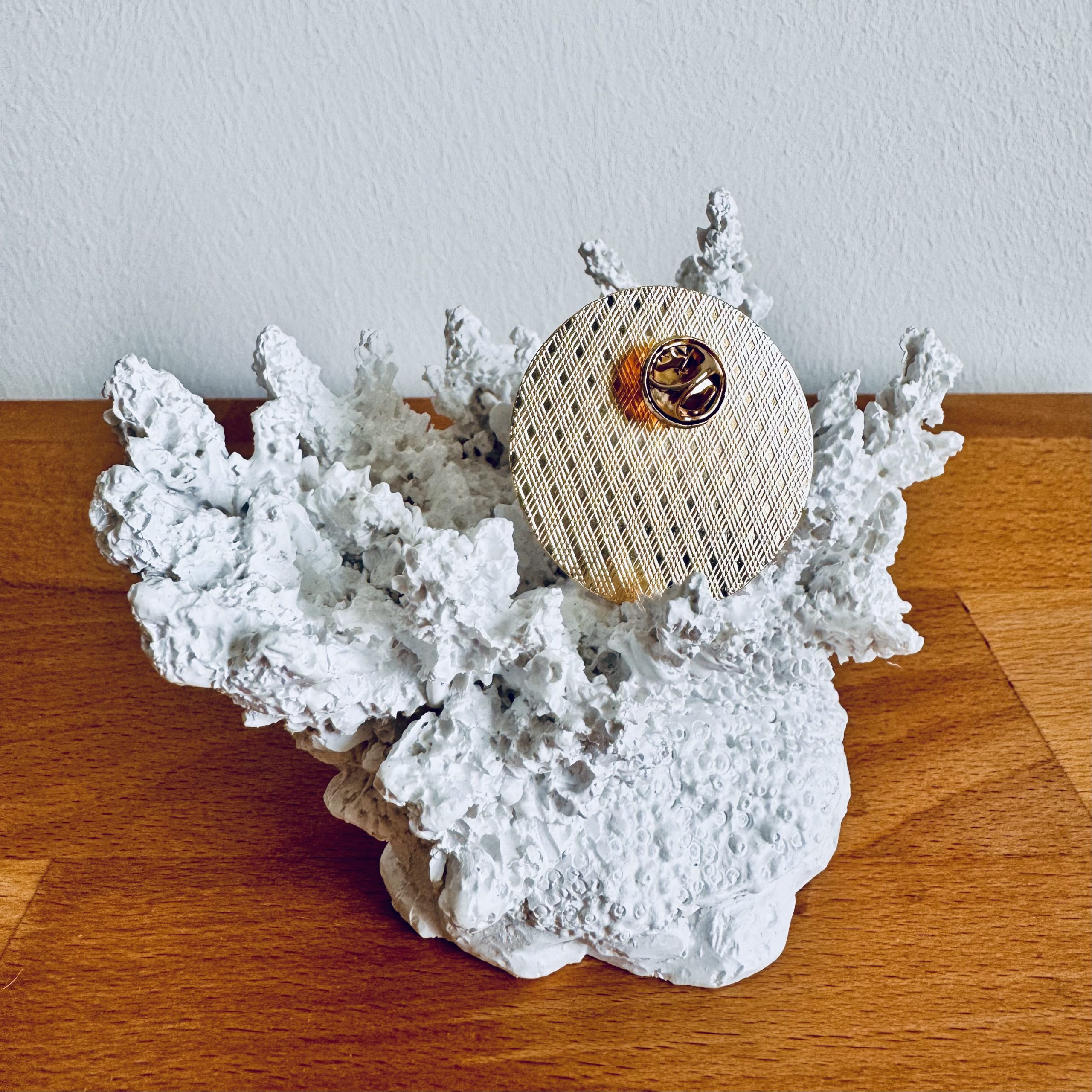 Pride Regenbogen Pin mit Spruch, Queer Anstecker / Brosche aus Emaille – Bild 4