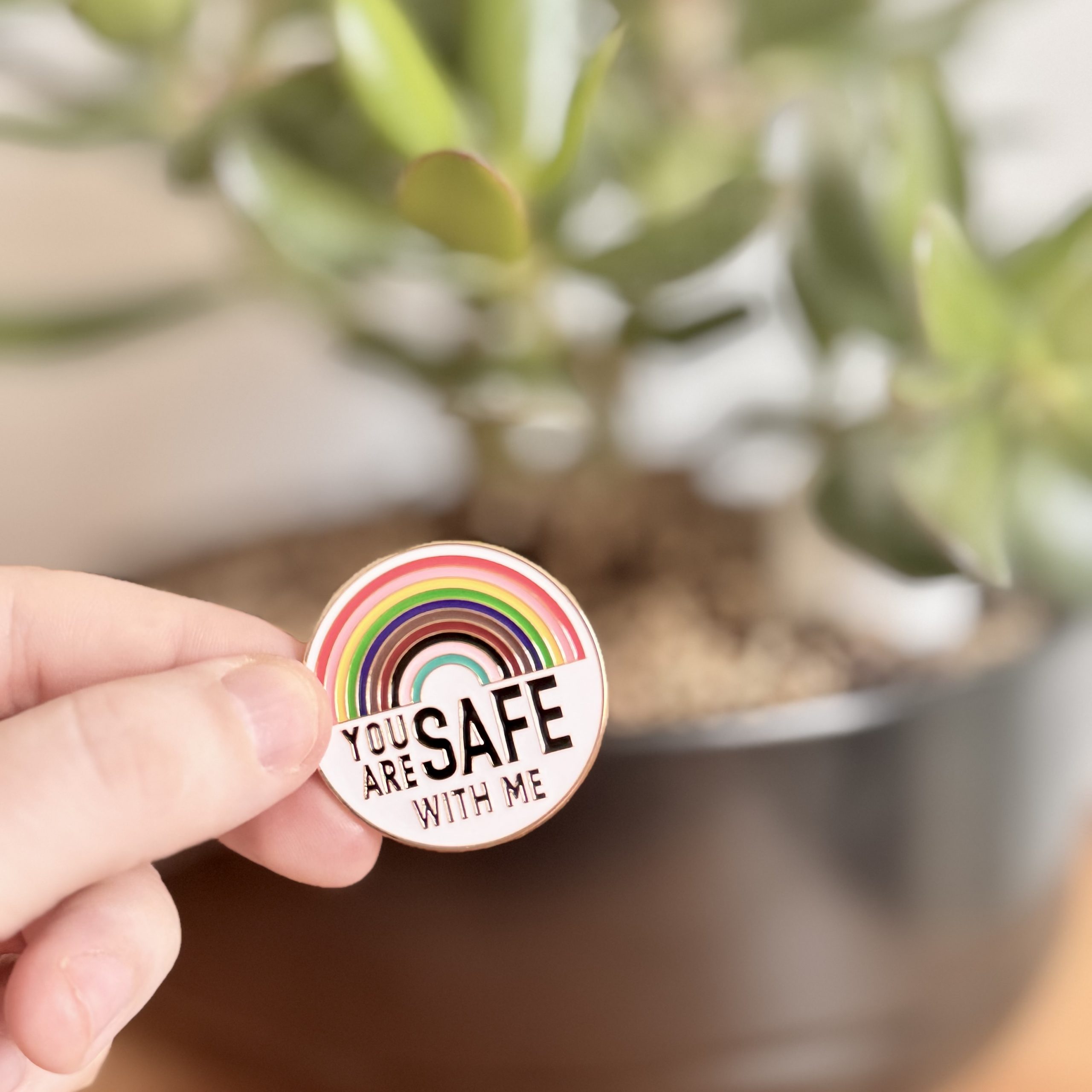 Pride Regenbogen Pin mit Spruch, Queer Anstecker / Brosche aus Emaille – Bild 3