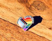 herz-pride-pin-spruch-statement-lgbtq