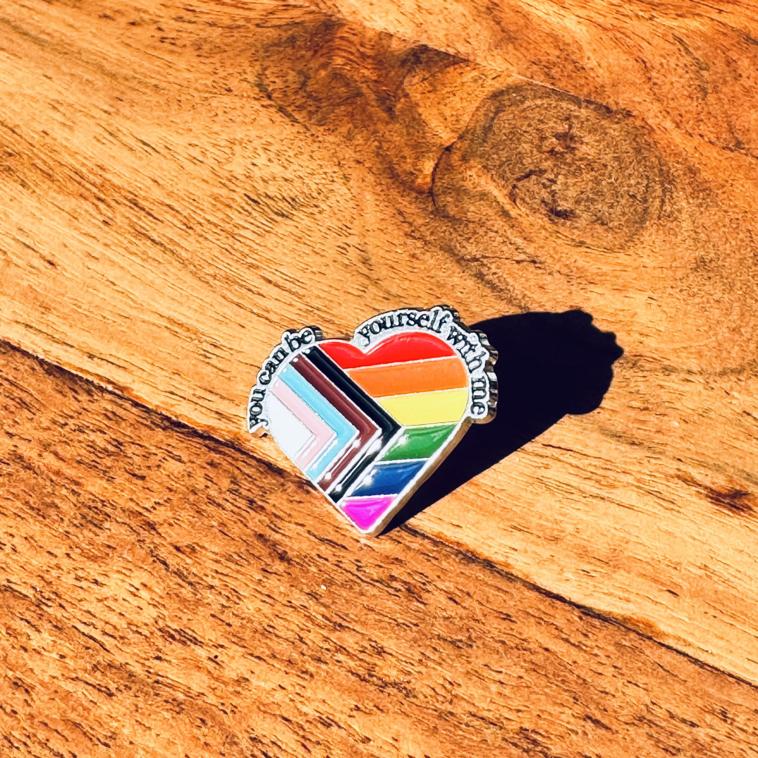 herz-pride-pin-spruch-statement-lgbtq