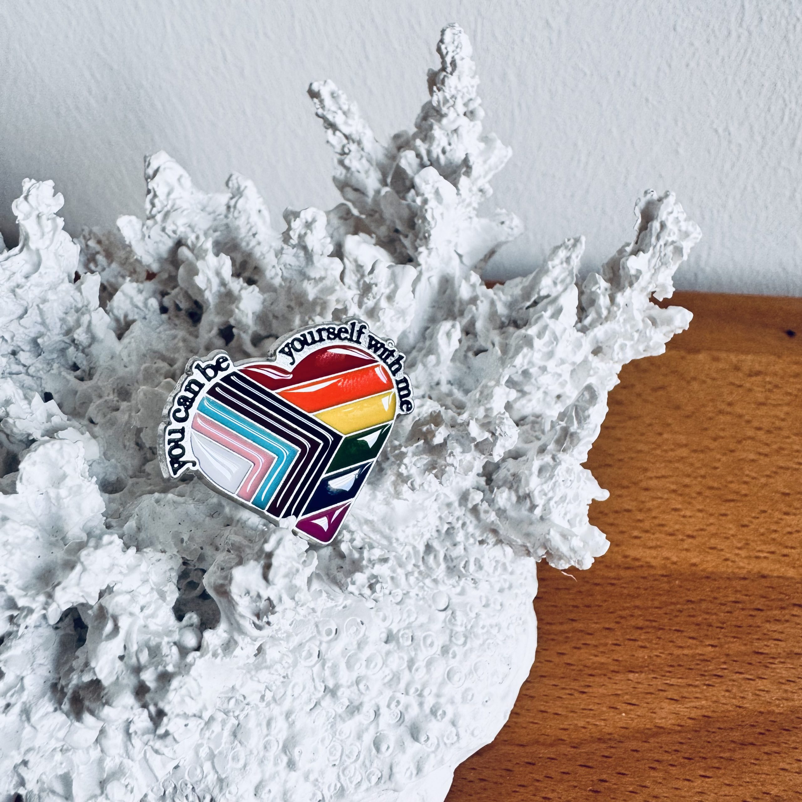 pride-pin-brosche-regenbogen-herz-yourself