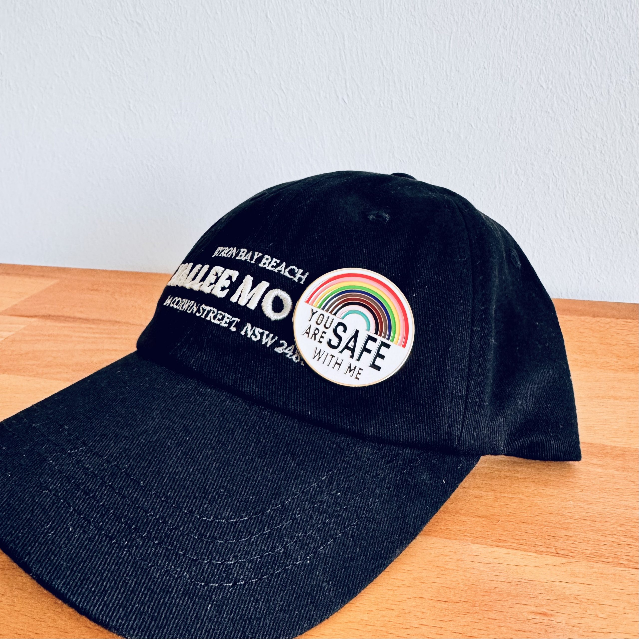 Pride Regenbogen Pin mit Spruch, Queer Anstecker / Brosche aus Emaille – Bild 6