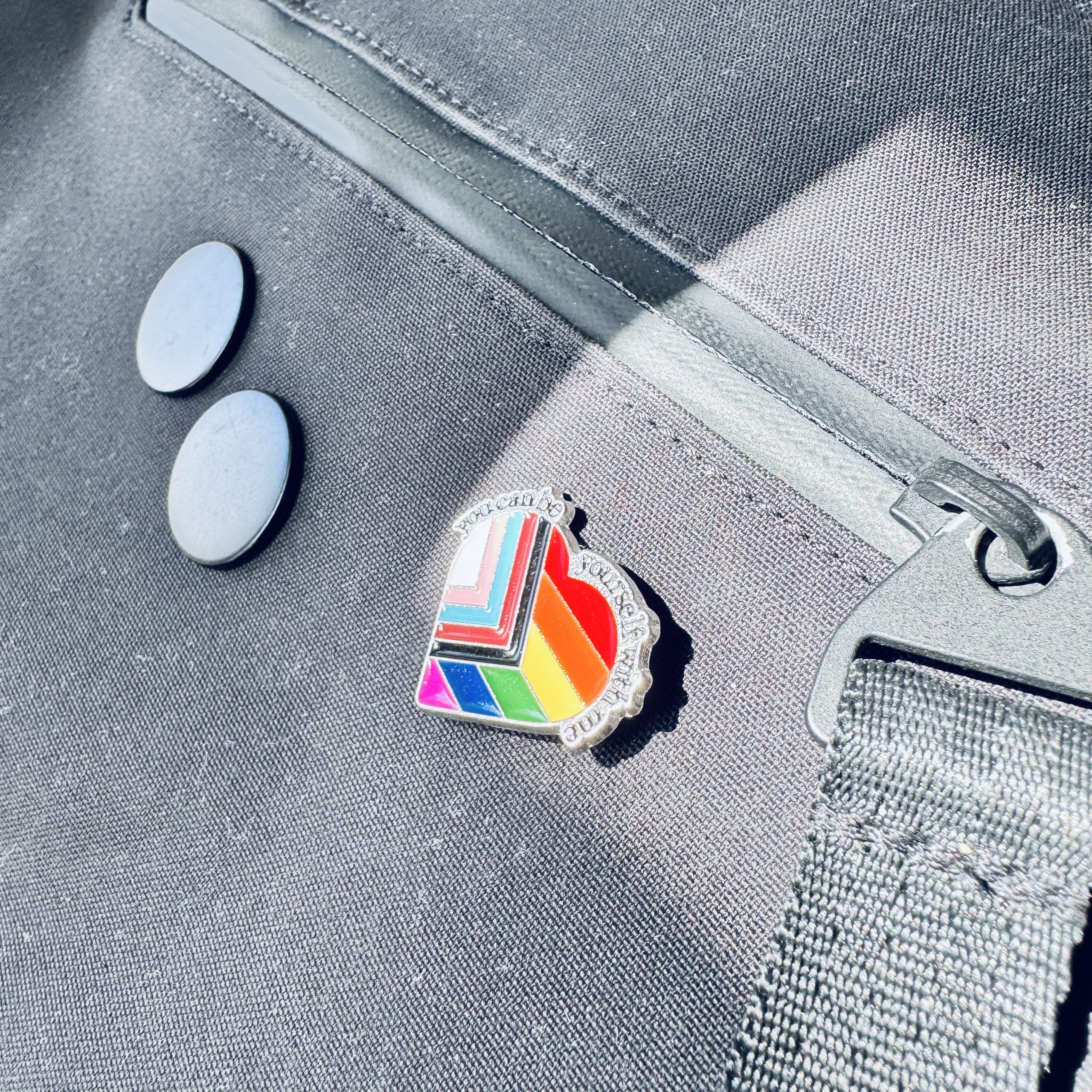 pride-pin-regenbogen-herz