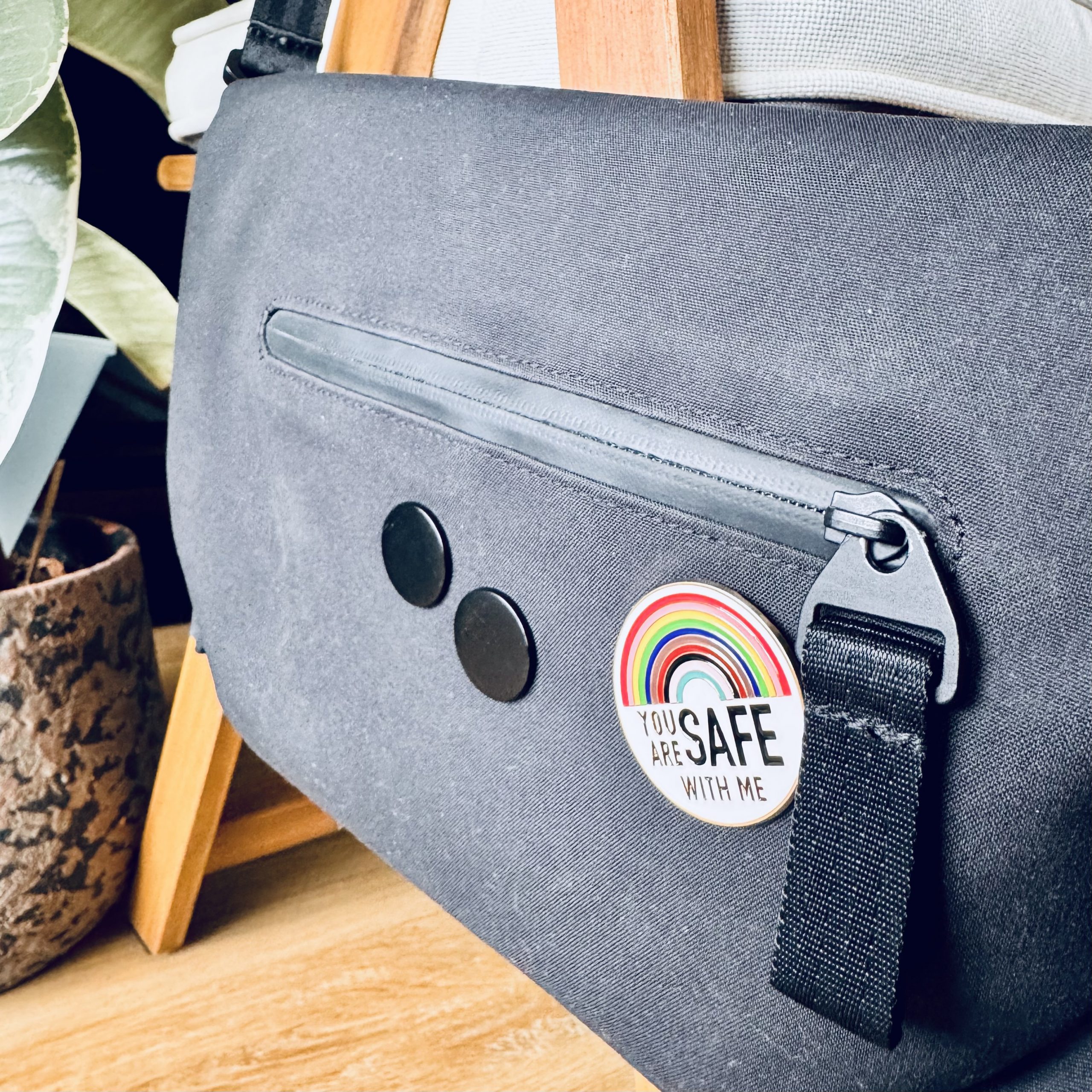 Pride Regenbogen Pin mit Spruch, Queer Anstecker / Brosche aus Emaille – Bild 5