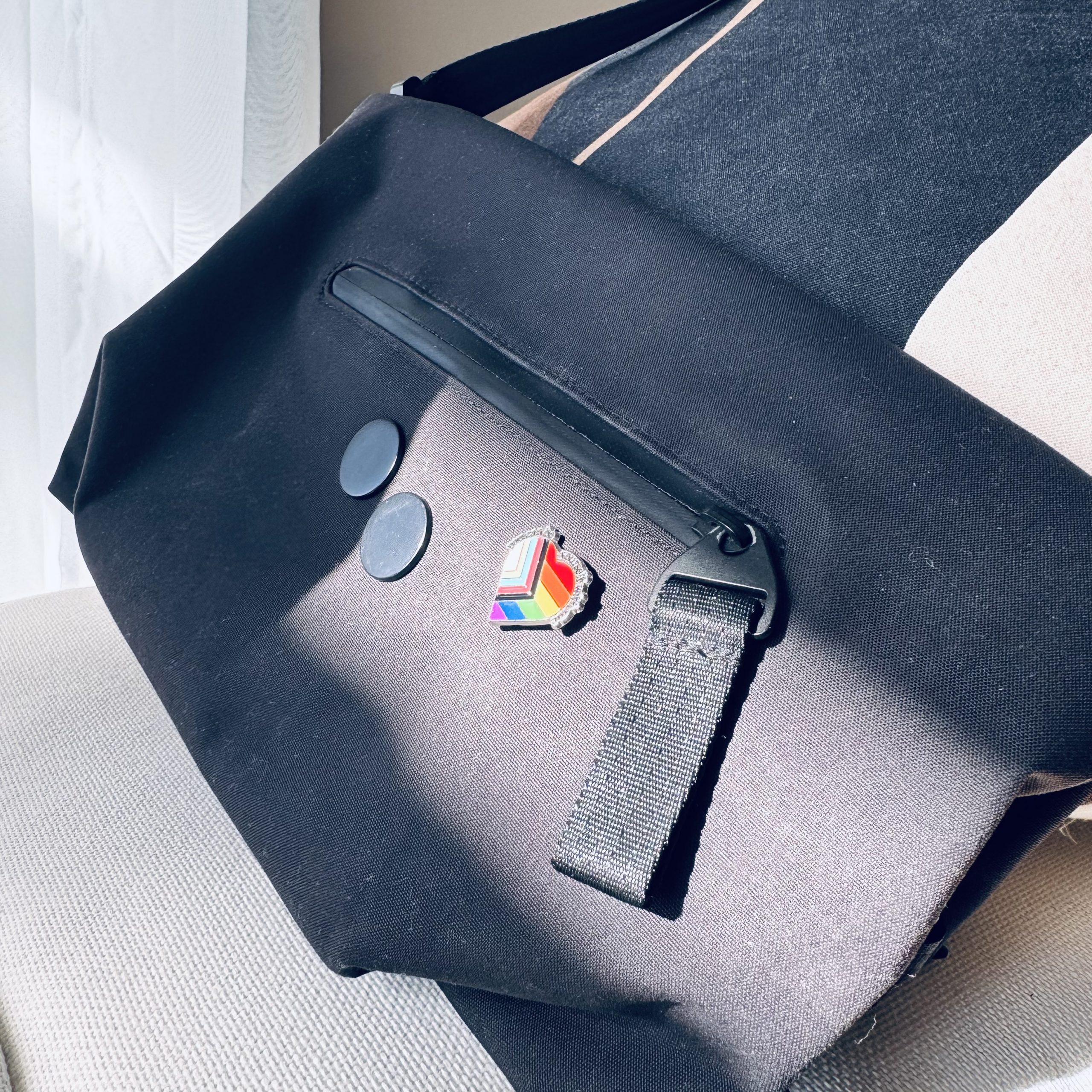 regenbigen-pin-herz-emaille-spruch-pride-lgbtq