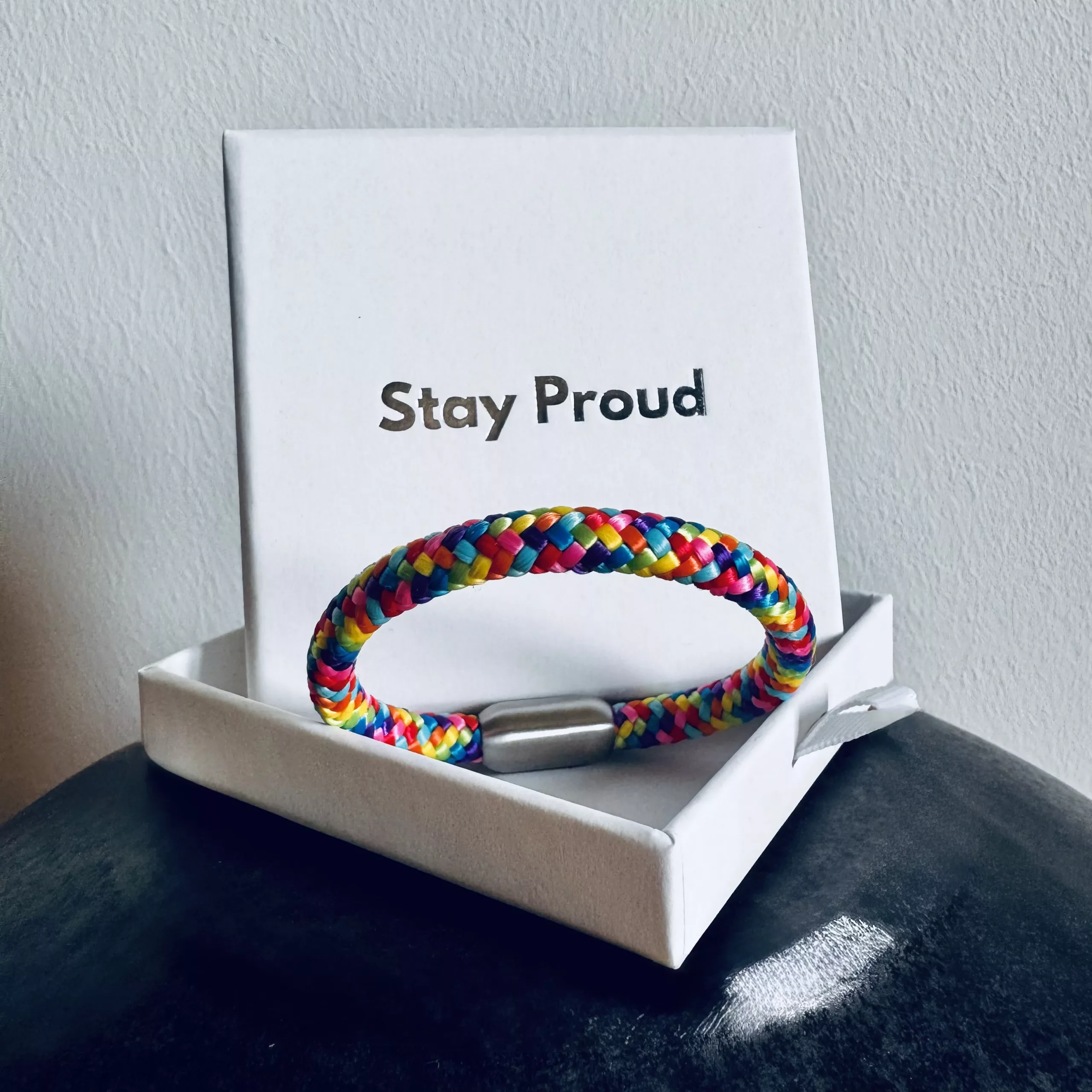 pride-armband-segeltau-regenbogen-magnetverschluss