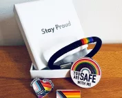 set-pride-armband-schwarz-regenbogen-pin