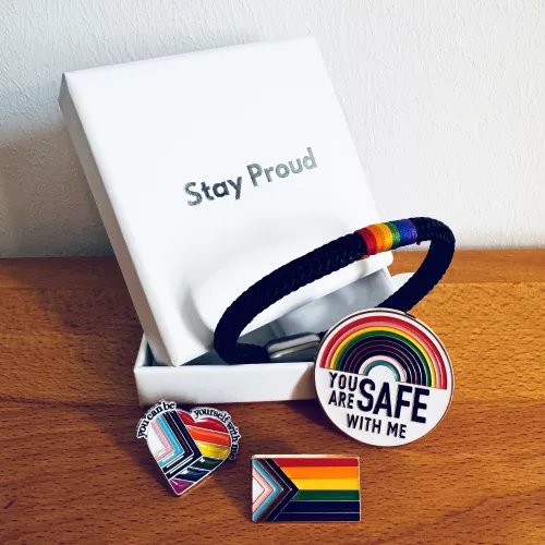 set-pride-armband-schwarz-regenbogen-pin